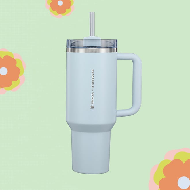 Un extintor de 40 onzas Stanley x Starbucks azul cielo, lanzado en la primavera de 2024.